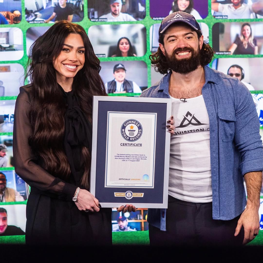 Hormozi recibiendo el récord Guinness al libro de no ficción más vendido